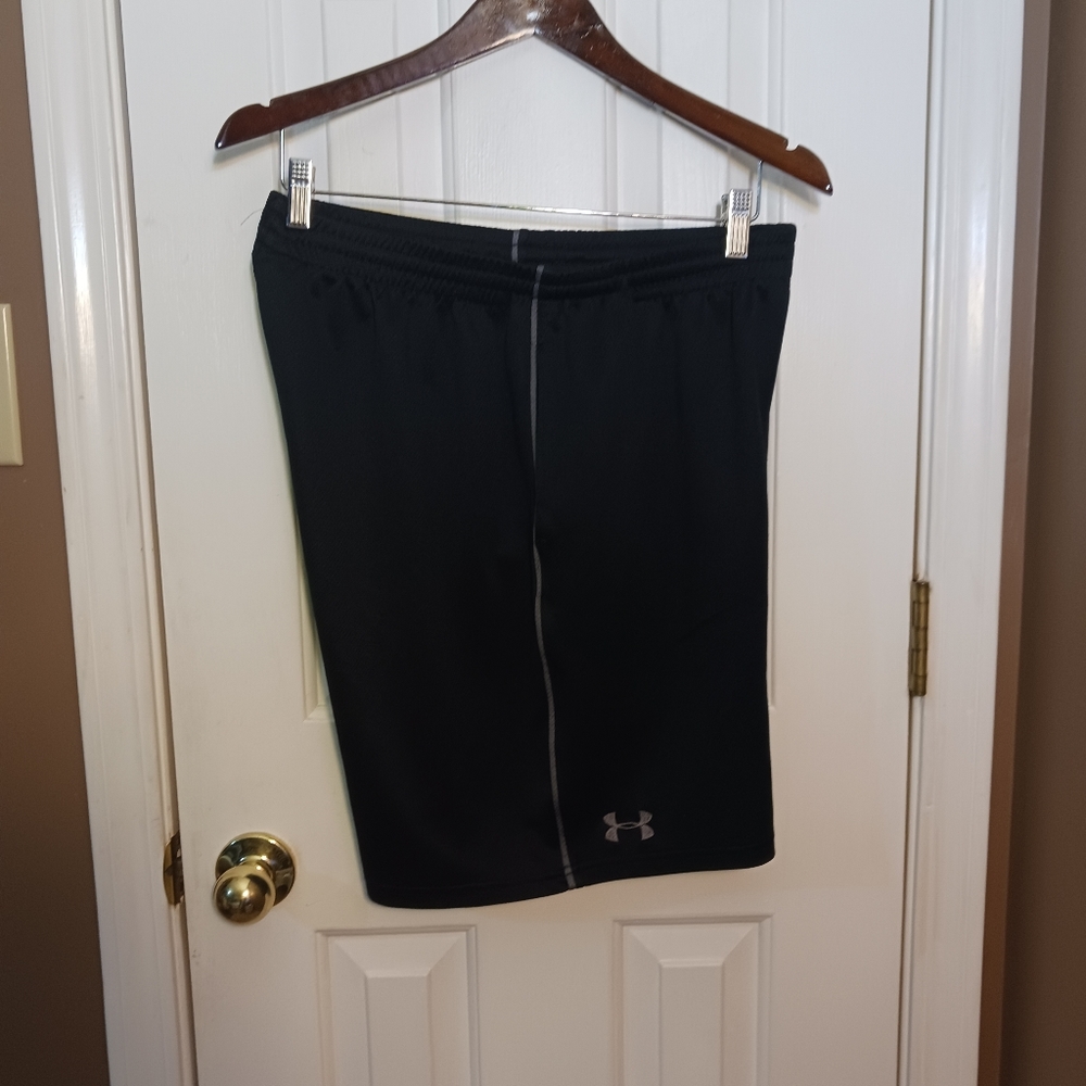 NWOT LARGE BLACK UNDER ARMOUR SHORTS MENS